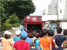 ごみ収集車の説明に聞き入る小学生たち