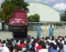 ごみ収集車の実演に驚きの声！