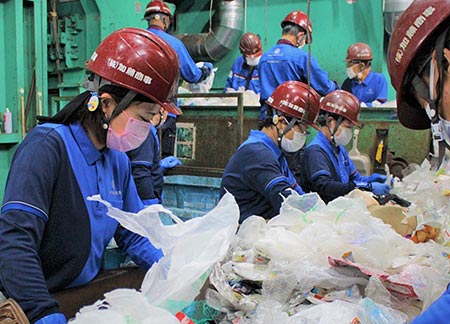 ①選別処理工程で異物除去を行います