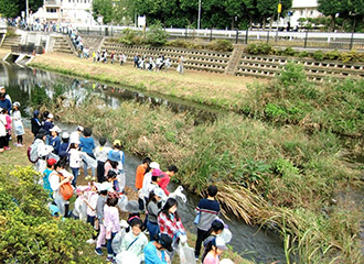 地域の河川清掃活動への協力